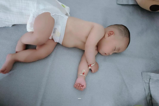 山南宝宝胳膊上起红疙瘩